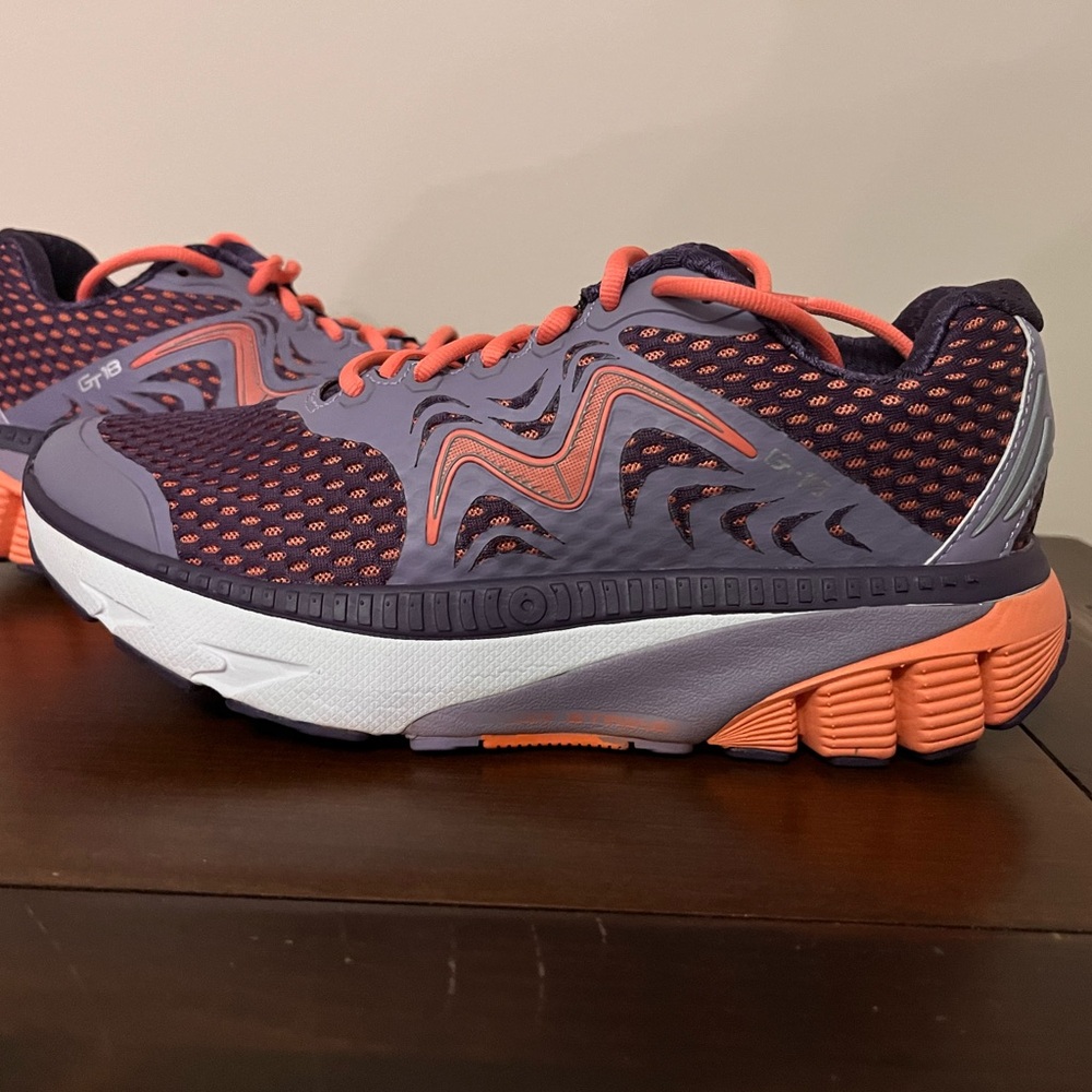 Women's MBT Z-18. New w/o tags